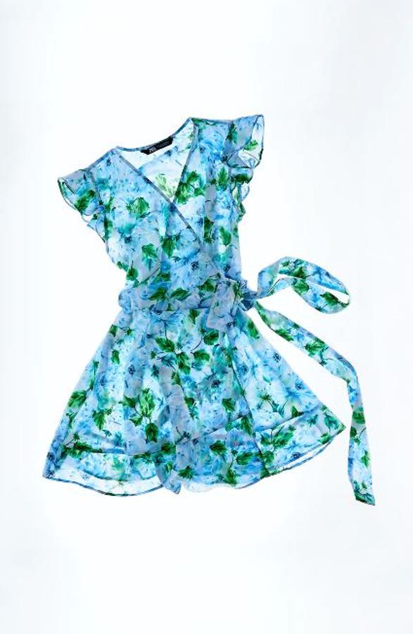 Mono corto de estampado floral en tonos verdes y azules, de Zara (rebajado de 29,95 a 19,99 euros).