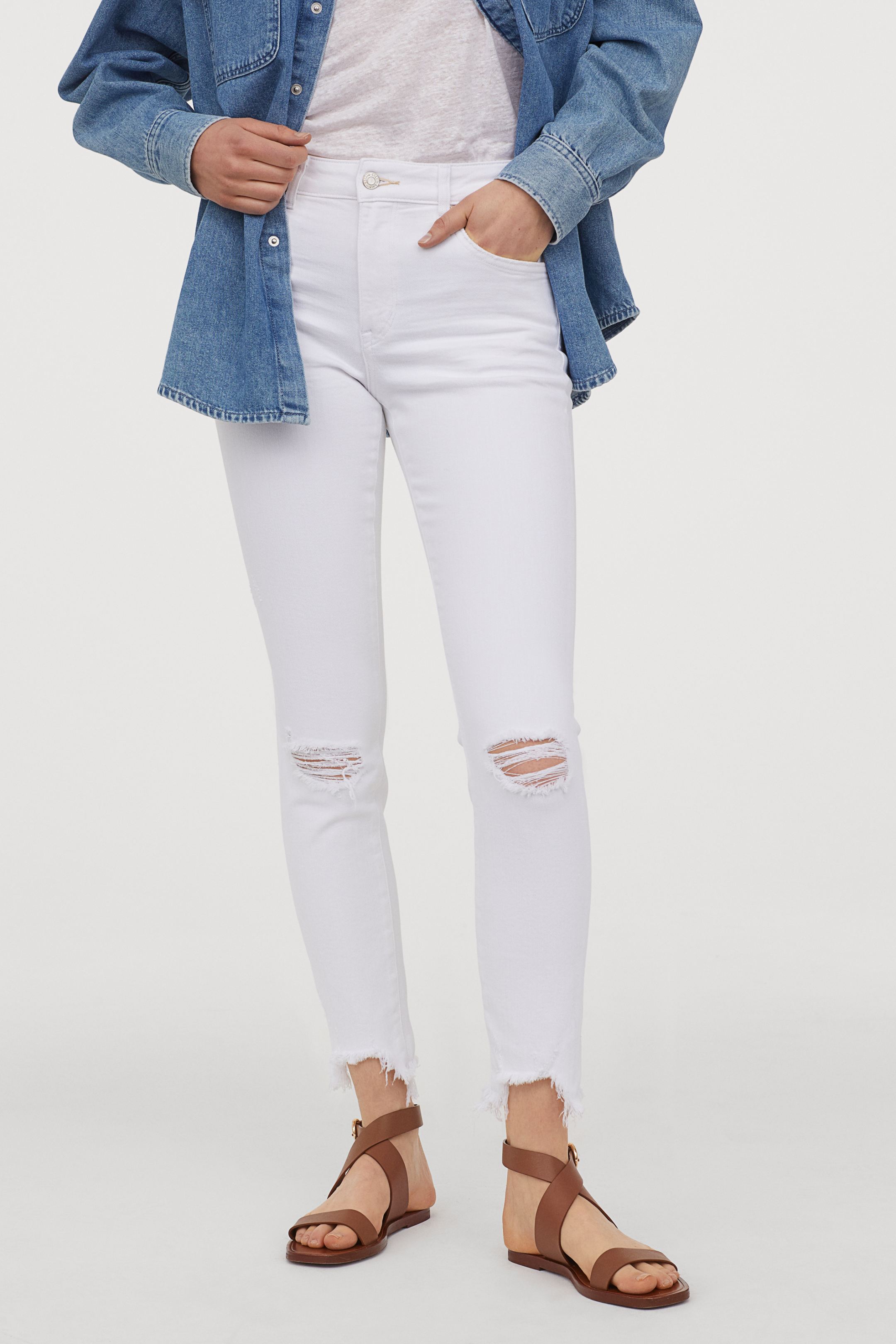 Los skinny nunca fallan y menos si son blancos: jeans High Ankle Jeans de H&M. Antes: 29,99 euros. Ahora: 13,99 euros.