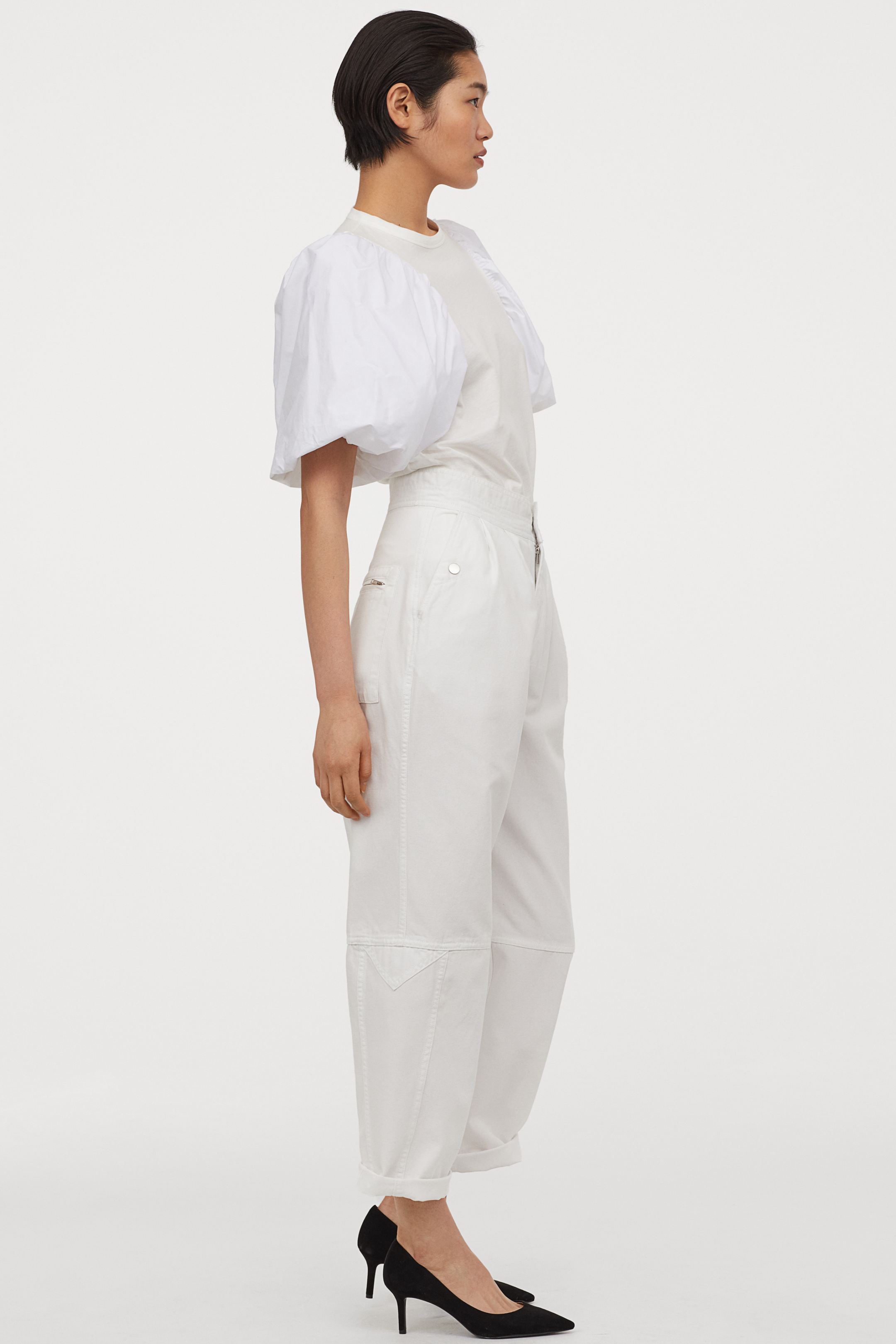 Fresquitos y fluidos para verano: pantalón tobillero sarga de algodón vaporoso. En H&M por 19,99 euros. Antes: 49,99 euros.