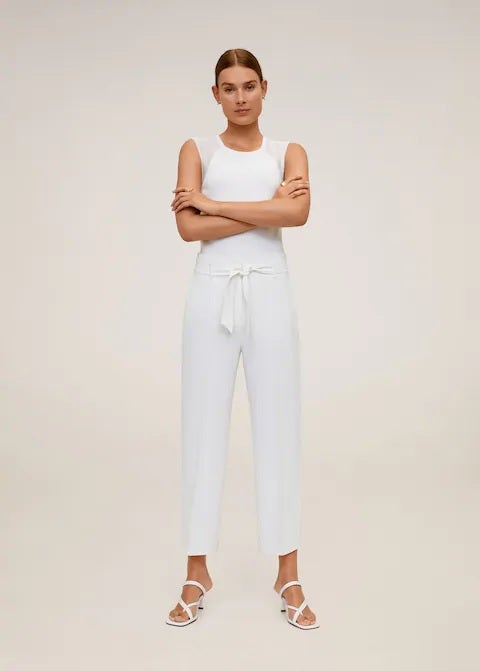Pantalones blancos de las rebajas de Mango con diseño crop, corte recto, tiro alto y cinturón. Antes: 39,99 euros. Ahora: 29,99 euros.