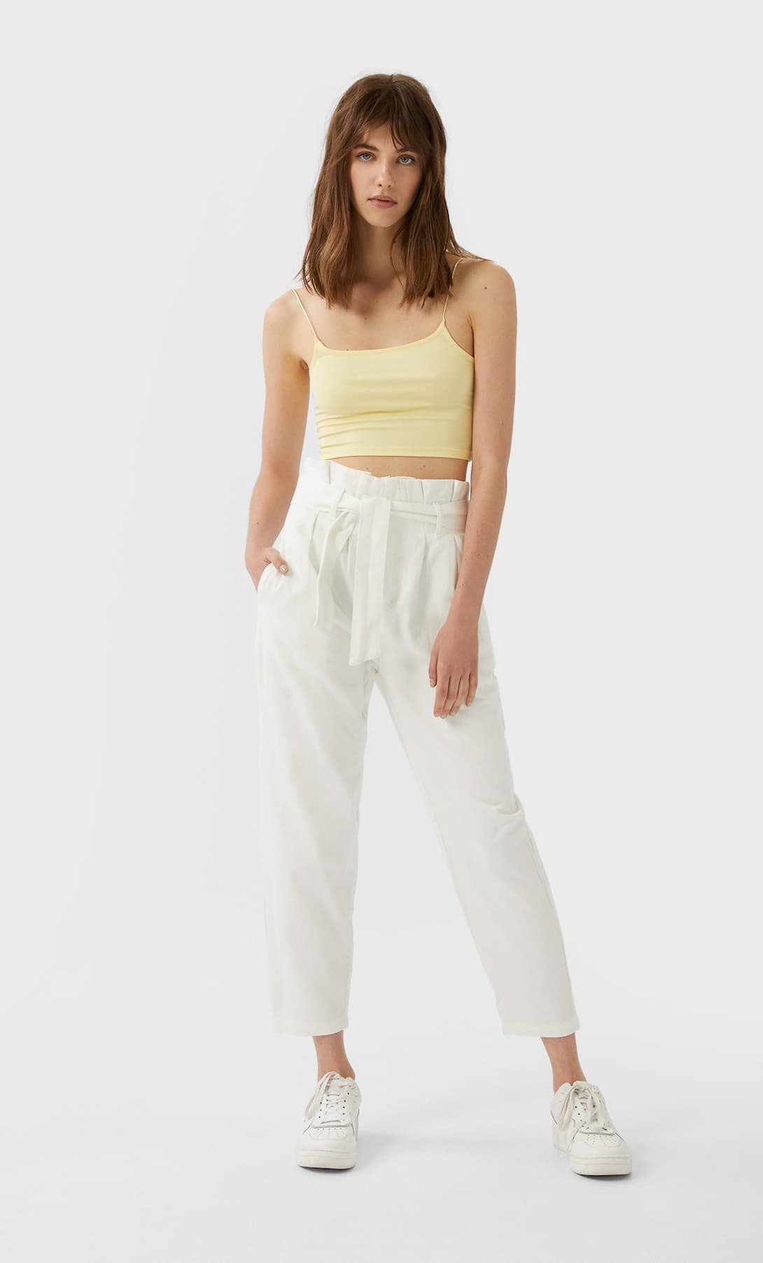 Pantalón paperbag de tejido fluido con cinturón de Stradivarius. Antes: 29,99 euros. Ahora: 15,99 euros.