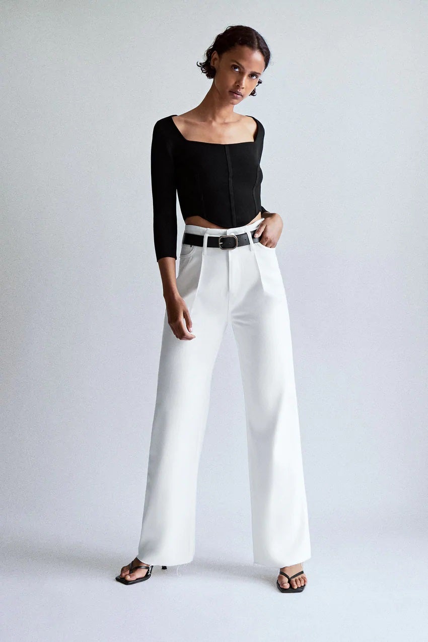 Los pantalones blancos extra largos son tendencia esta temporada. Ficha estos rebajados de Zara por 19,99 euros. Antes: 35,95 euros. Modelo: Jeans ZW Premiun Caia Wide Leg.