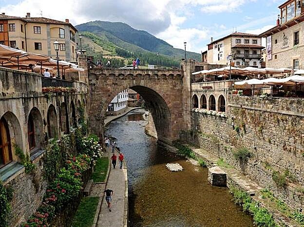 Puente Nuevo sobre el río Quiviesa en la villa de Potes.