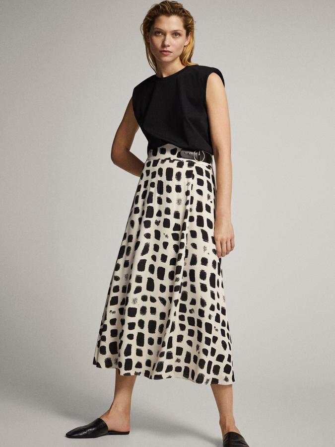 Falda midi con estampado bicolor, de las rebajas de Massimo Dutti (59,95 €).