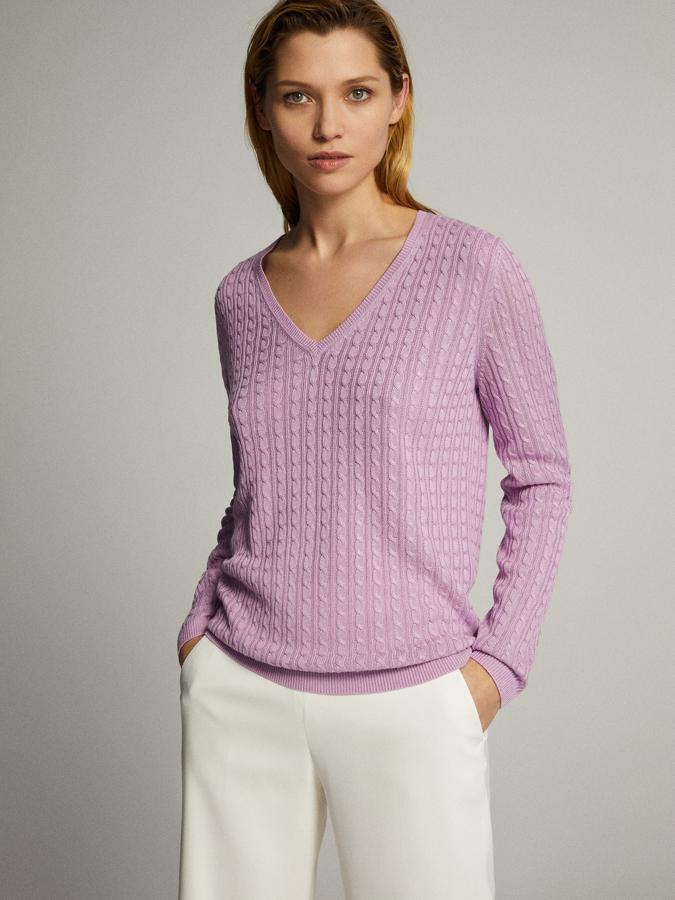 Jersey acanalado con cuello de pico, de las rebajas de Massimo Dutti (29,95 €).