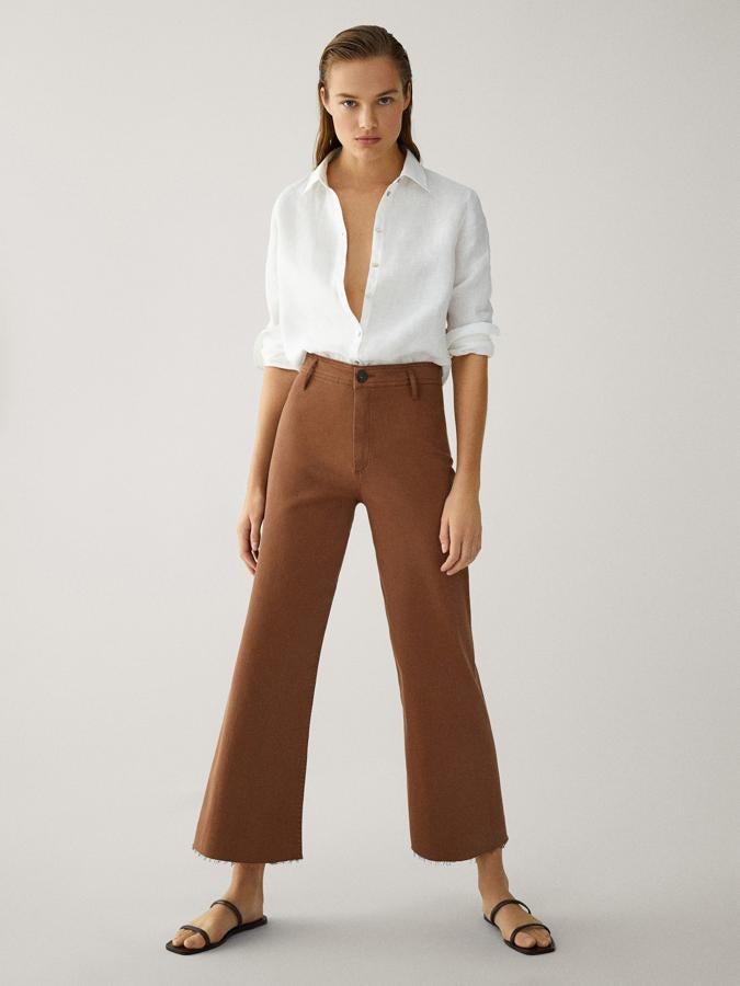 Pantalón vaquero de cintura alta y bajos deshilachados, de las rebajas de Massimo Dutti (29,95 €)