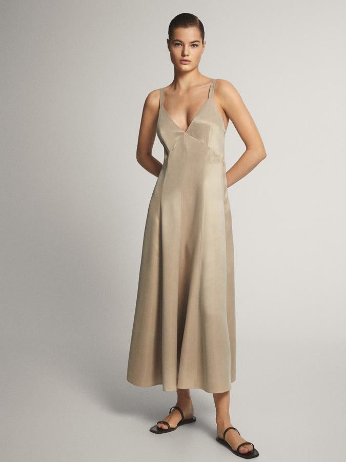 Vestido lencero con corte evasé y aprtura lateral, de las rebajas de Massimo Dutti (49,95 €)