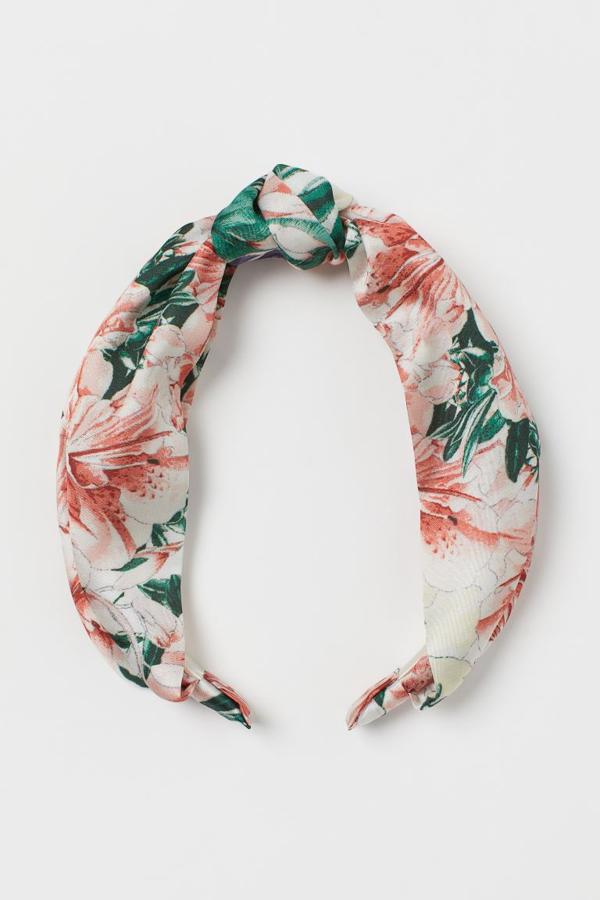 Estampado floral en tonos verdes y rosados para esta diadema con nudo de H&M que podemos comprar por 7,99 euros.