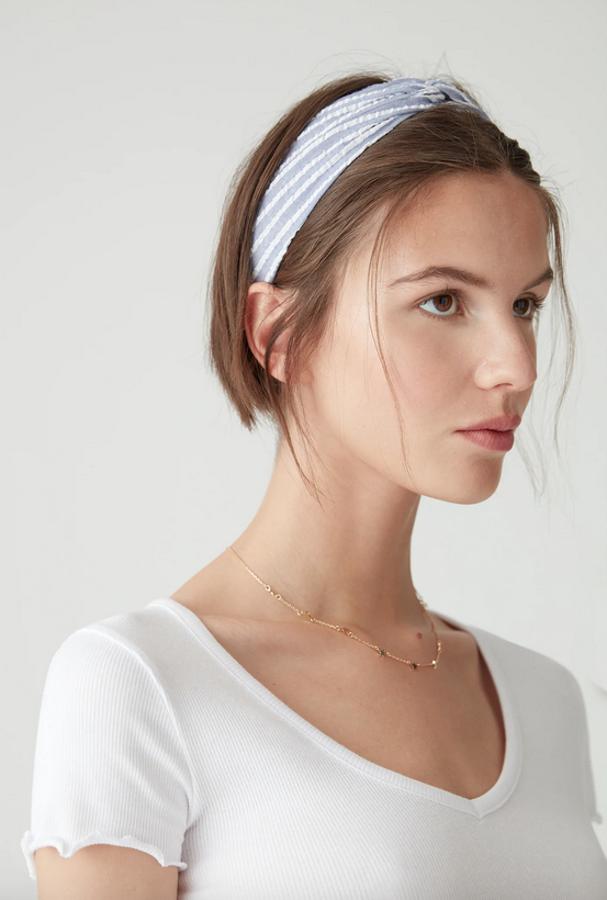 En color azul con rayas a contraste en color blanco, esta diadema turbante de Pull&Bear con elástico y detalle de lazo tiene un precio de 4,99 euros.
