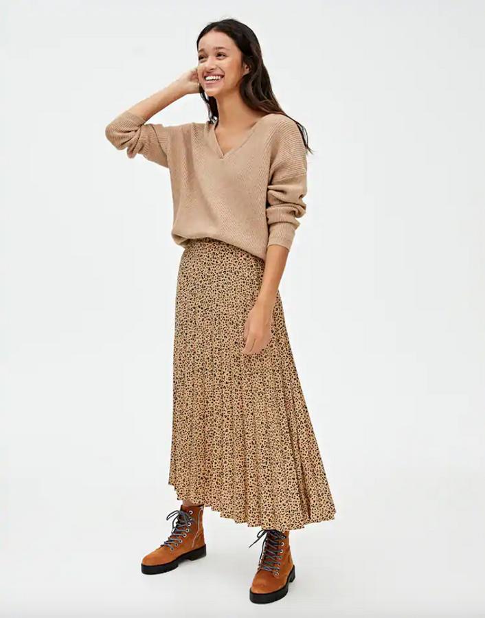 Estampado animal para esta falda midi plisada de Pull&Bear que costaba 22,99 euros y ahora podemos comprar por 7,99 euros entre las tallas XS y L, aunque todas se están agotando.