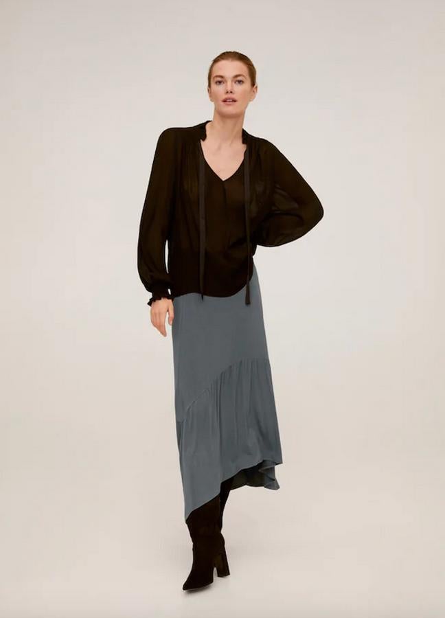 Diseño asimétrico y bajo acampanado para esta falda midi de tejido elástico de Mango confeccionada en tejido elástico. En color gris, tenía un precio de 19,99 euros y ahora podemos comprarla por 15,99 euros entre las tallas XS y L.