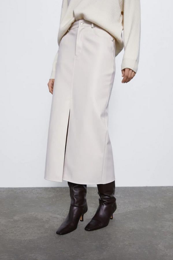 De tiro alto y cinco bolsillos, esta falda efecto piel de Zara viene con bajo con abertura frontal. De 29,95 euros ha pasado a costar 15,99 euros y está disponible entre las tallas XS y XXL.