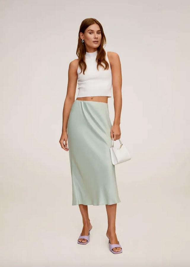 De corte recto y tejido satinado, esta falda midi de Mango con cintura elástica en color verde agua costaba 29,99 euros ya hora podemos comprarla por 19,99 euros entre las tallas M y XL.