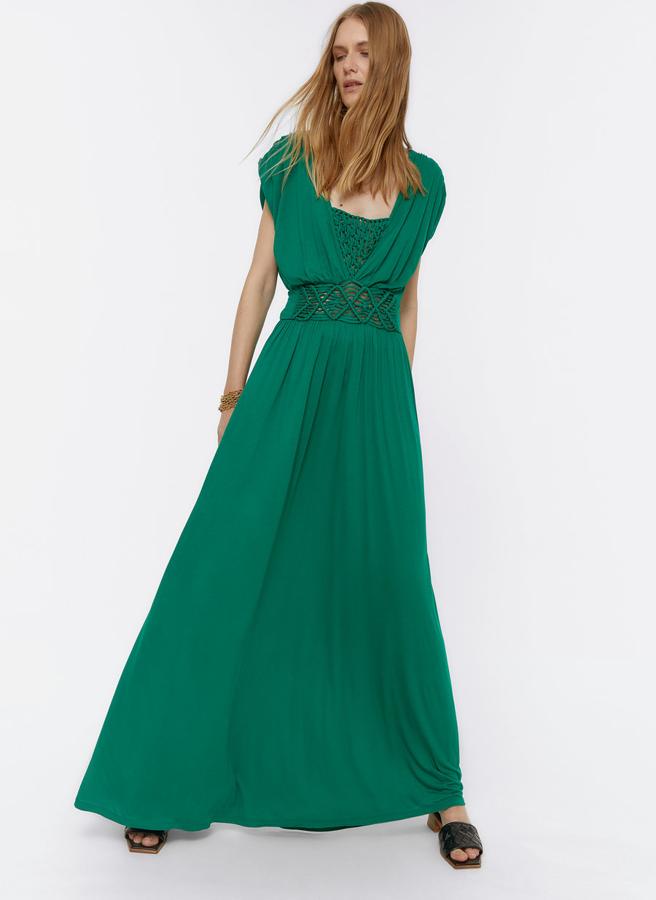 Sin mangas y con escote de pico, este vestido verde viene con detalle de macramé en el escote y la cintura. De 99 euros ha pasado a costar 69,95 euros y podemos comprarlo en las tallas S y M.