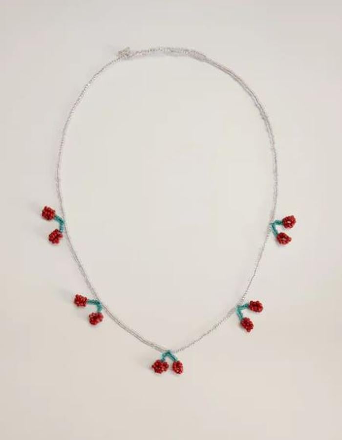 Collar de abalorios con detalle de cerezas, de las rebajas de Mango (7,99 euros).