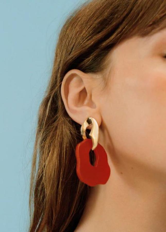 Pendientes combinados en oro y resina en rojo, de las rebajas de Mango (12,99 euros).