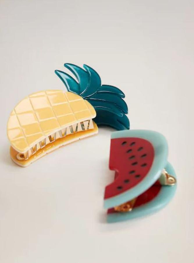 Pack de dos pinzas de pelo con forma de frutas, de las rebajas de Mango (6,49 euros).