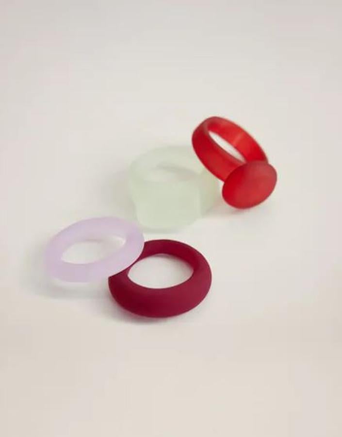 Anillos de cristal mate en diferentes colores, de las rebajas de Mango (6,49 euros).
