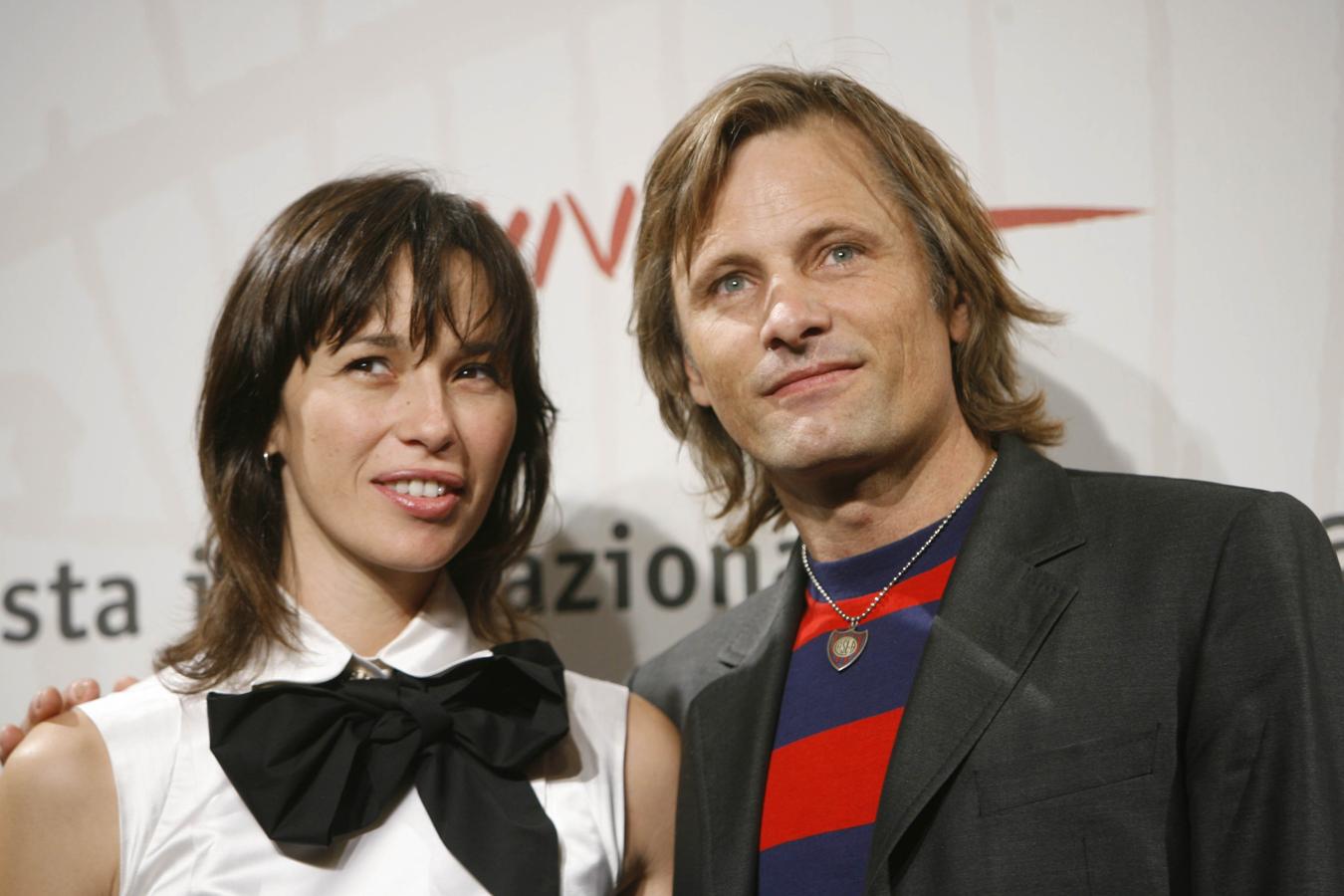 El director de cine y la actriz: parecía un matrimonio de manual, pero bastó que Viggo Mortensen pasara por allí para que hiciera aguas. Eso sí, aplausos a Trueba por lo bien que llevó el trance: se negó a arremeter contra la madre de sus hijos o contra Mortensen, al que considera “un tipo estupendo”.