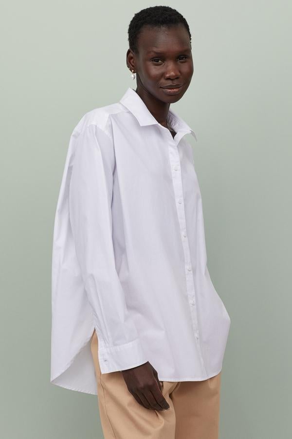 La camisa blanca masculina de toda la vida. Esta es de las rebajas de H&M (10,99 euros).