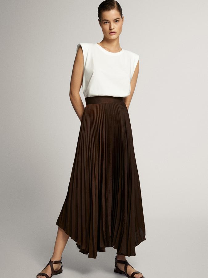 Falda larga plisada con el bajo asimétrico, de las rebajas de Massimo Dutti (49,95 euros).