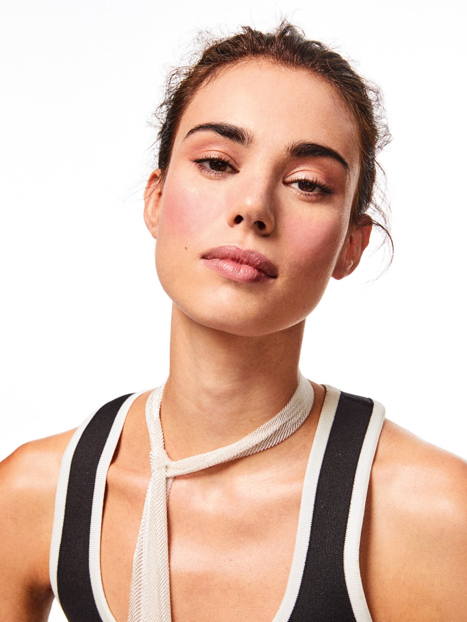 La frescura en las mejillas gana protagonismo con Solar Glow Illuminating Power Duo de Dolce & Gabbana Beauty. Top de tirantes en punto de seda, de Hermés. Collar Mesh en malla de plata, de Tiffany & Co.