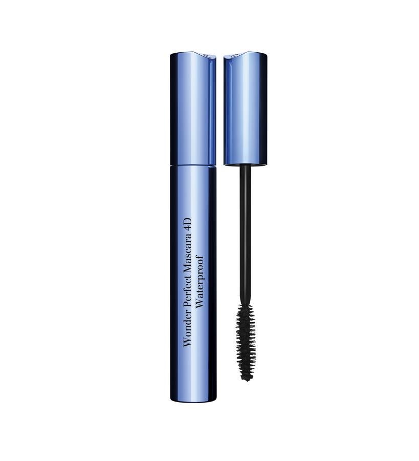 Su fórmula con cera de loto no se altera por el agua, la humedad, el calor, el sudor, ni las lágrimas. Además, contiene Lash Boosting Complex, un sérum que alarga y fortalece. El resultado son unas pestañas más gruesas y visiblemente más largas.  Wonder Perfect 4D Waterproof de Clarins  (31 €).