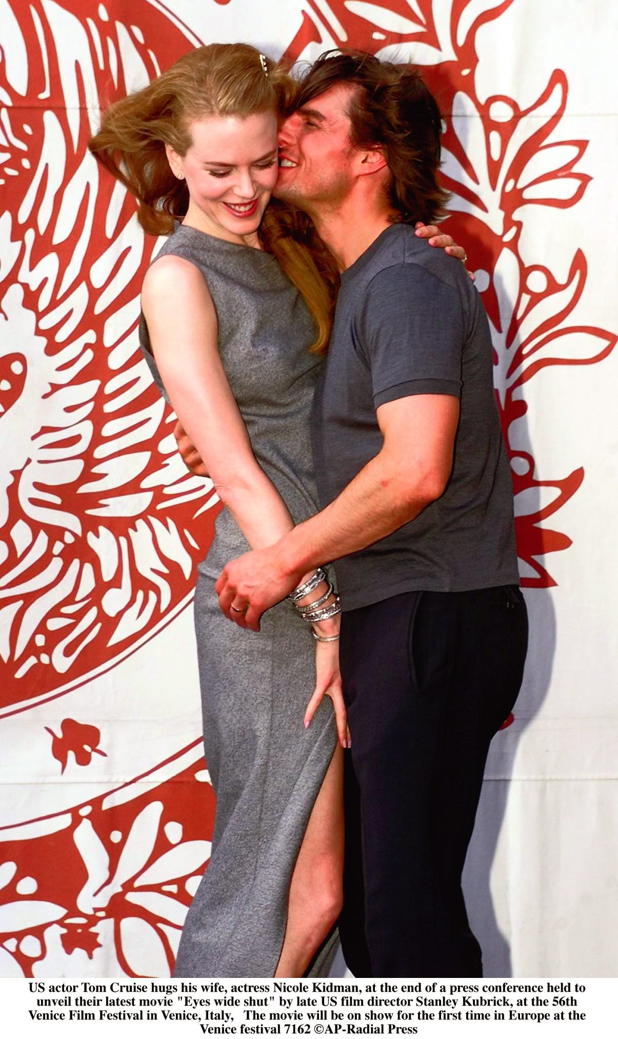 Tom Cruise es un marido en serie, como bien pueden atestiguar su otras dos ex, Mimi Rogers y Katie Holmes. Pero con Nicole creímos que había alcanzado la estabilidad. Y además, ¡estaban tan guapos juntos! En 2011, con dos hijos adoptados cuya custodia mantuvo Cruise, se divorciaron. Nicole parecía extremadamente feliz.