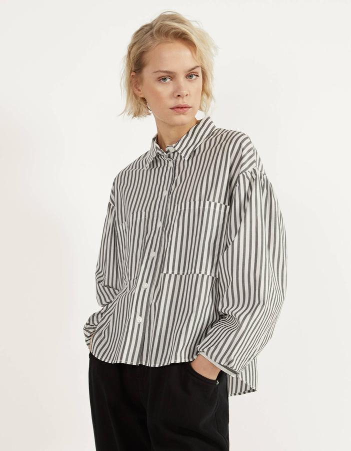 Camisa de rayas oversize, de las rebajas de Bershka (7,99 euros).