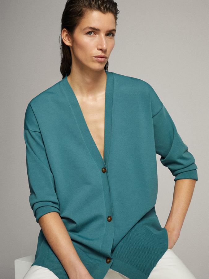 Chaqueta cárdigan larga, de canalé, de las rebajas de Massimo Dutti (19,95 euros).