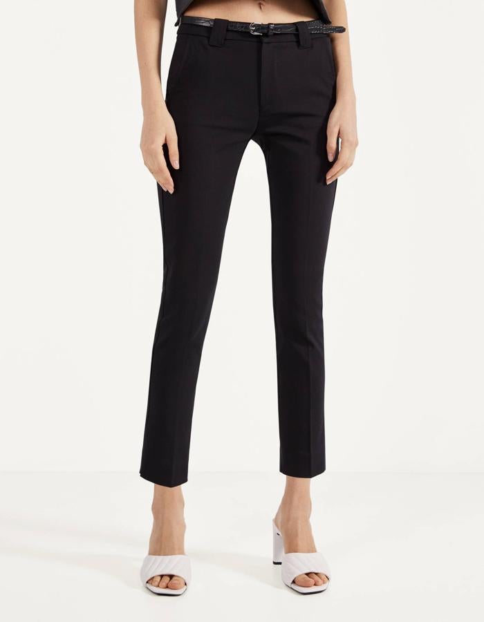 Pantalón básico de vestir con cinturón, de las rebajas de Stradivarius (9,99 euros).