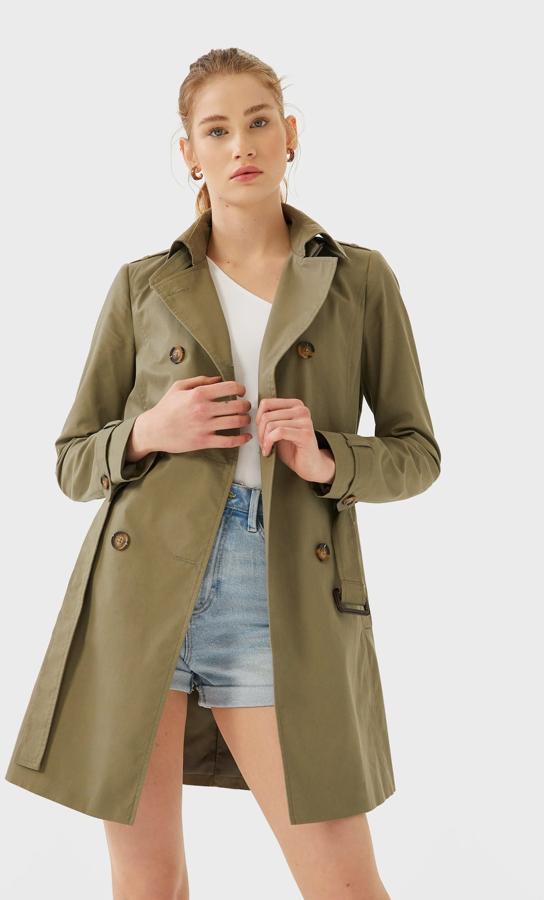 Trench corta en verde caqui, de las rebajas de Stradivarius (19,99 euros).