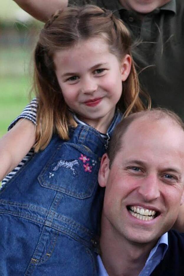 Una de las fotos más recientes de la princesa Charlotte, junto a su padre el príncipe Guillermo.