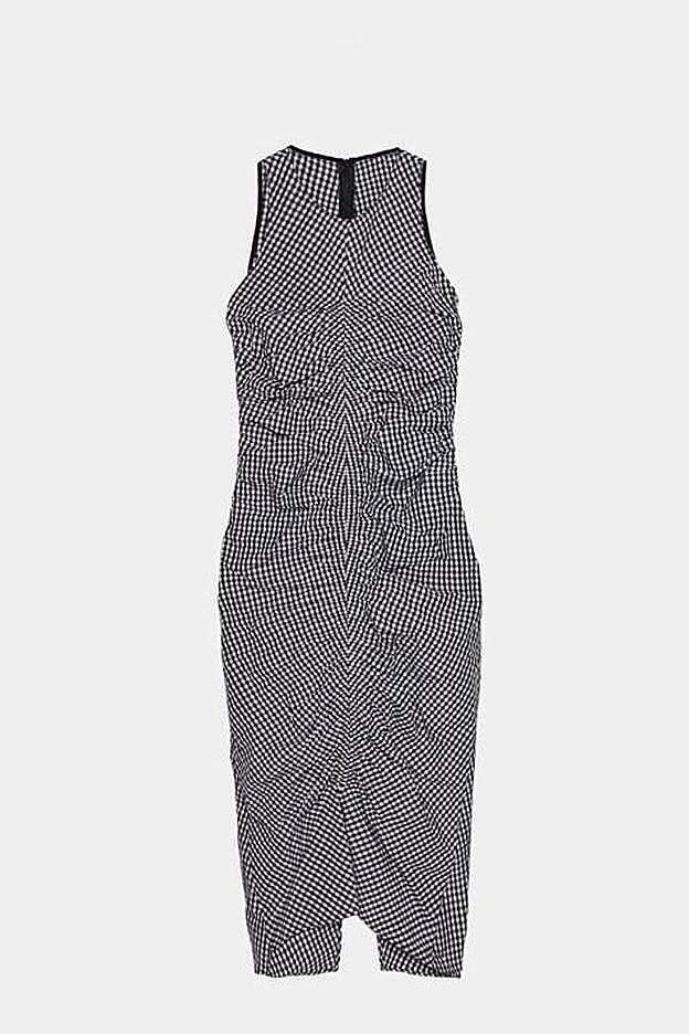 Vestido fruncido de estampado Vichy, de las rebajas de Zara.
