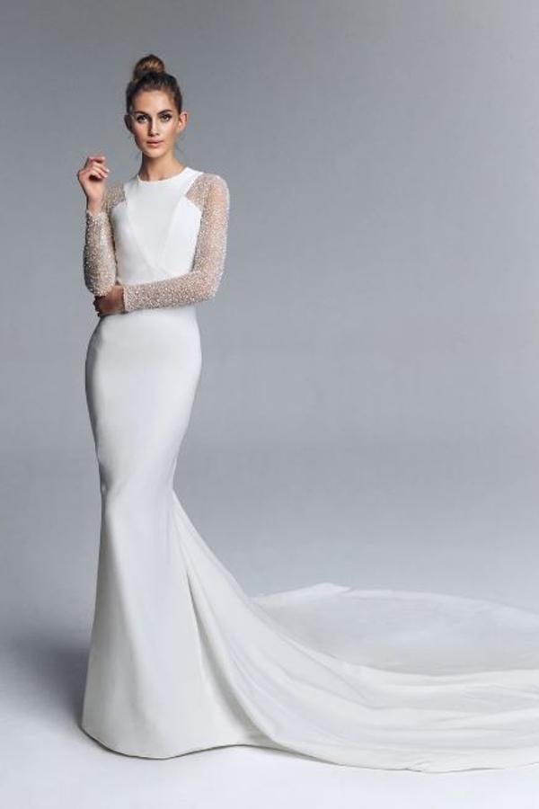 Vestido de novia realizado en crepé con escote a la caja, manga larga de pedrería de tul bordado. Corte de sirena y cortes en el cuerpo delantero. Rebajado de 2.050 a 820 euros.