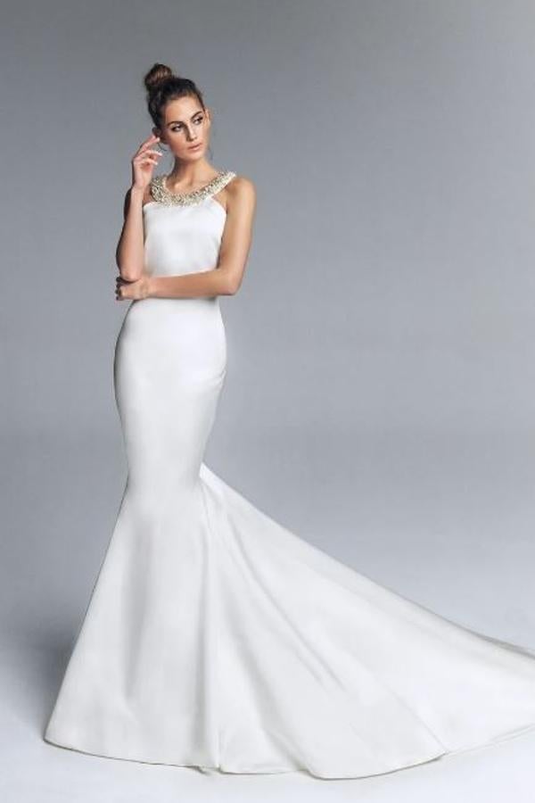 Vestido de novia realizado en raso con cuerpo de sirena y cola. Palabra de honor con escote collar decorativo bordado en perlas. Rebajado de 1.250 a 500 euros.