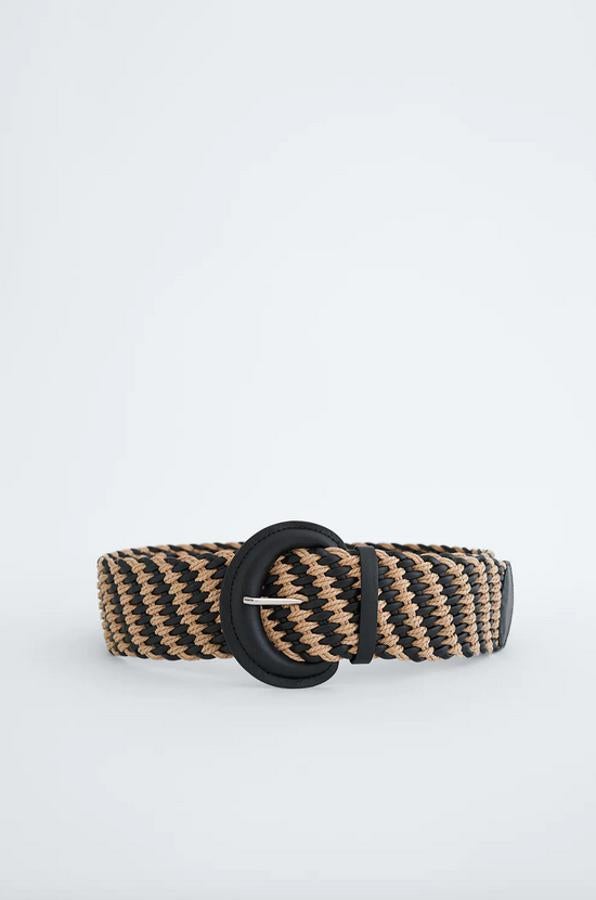 Diseño trenzado en crudo y negro para este cinturón con hebilla forrada combinada en negro de Zara. Tiene un precio de 19,95 euros y está disponible en las tallas 80 y 90.