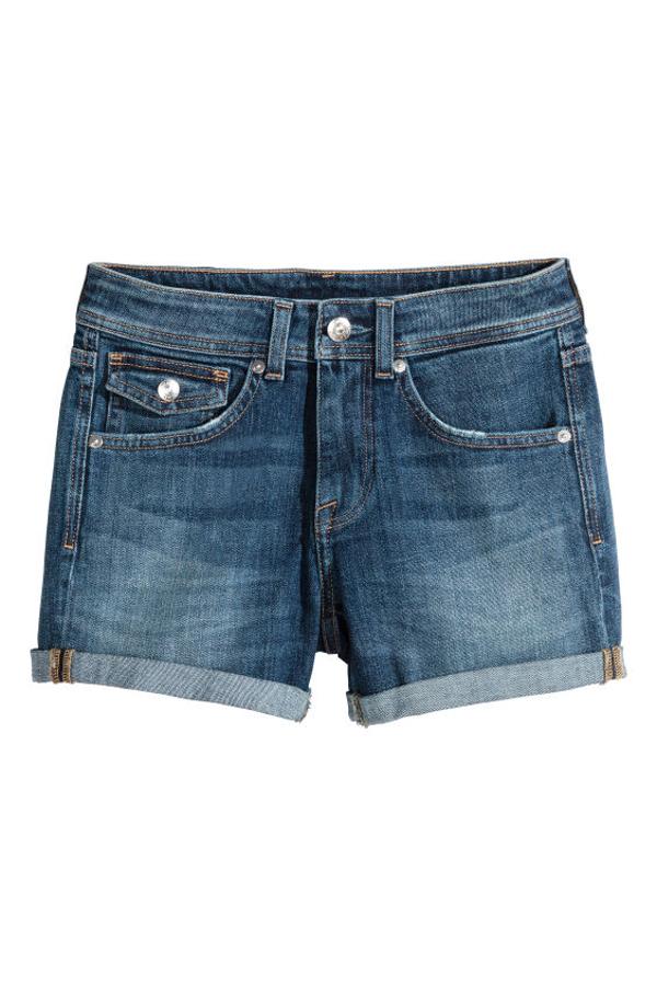 En azul oscuro desgastado, con cinco bolsillos y bajos vueltos cosidos, estos shorts de H&M costaban 19,99 euros y ahora podemos comprarlos por 10,99 euros en las tallas 32 y 34.
