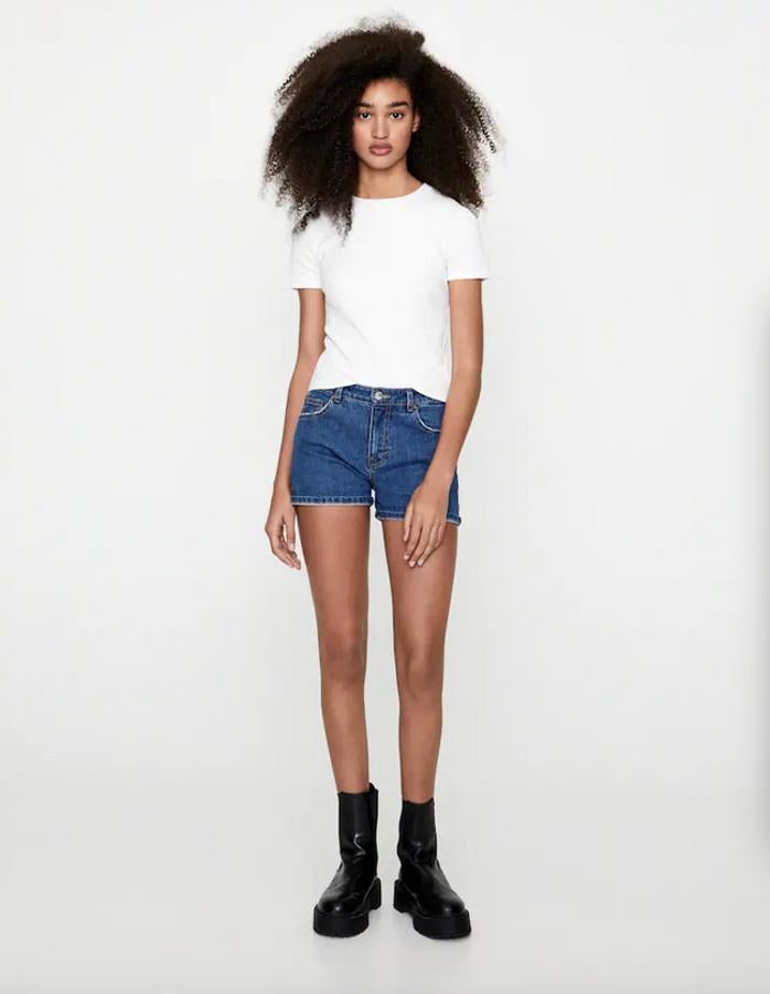 De tiro medio, con detalle de rotos y vuelta en el bajo, estos shorts en azul oscuro de Pull&Bear costaban 15,99 euros y ahora podemos comprarlos por 12,99 euros entre las tallas 32 y 42.