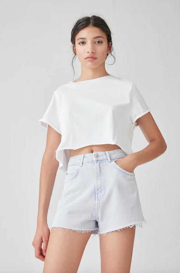 Con bajo sin rematar, cintura con trabillas y cierre de botón, estos shorts blancos de Pull&Bear han pasado de 19,99 euros a 17,99 euros y está disponible entre las tallas 32 y 42.
