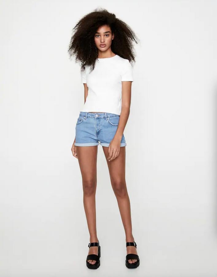 Con detalle de rotos, vuelta en el bajo y cierre con cremallera y botón, estos shorts de tiro medio de Pull&Bear ha pasado de 15,99 euros y ahora podemos comprarlos por 12,99 euros en la talla 32 y entre las 38 y 42.