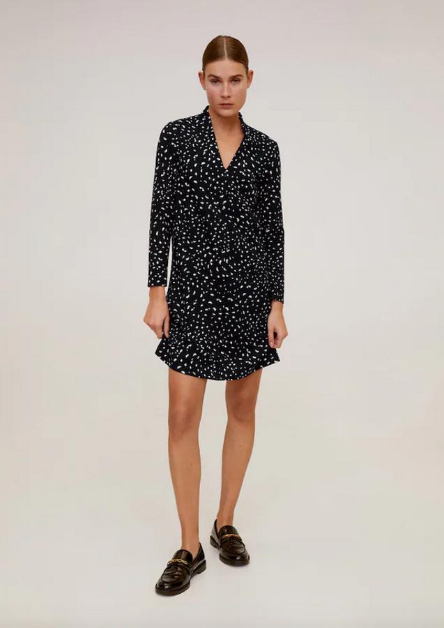 Escote de pico y mangas largas para este vestido corto negro con bajo acampanado y estampado a contraste. De 15,99 euros ha pasado a 9,99 euros y está disponible en las tallas XS, M y L.
