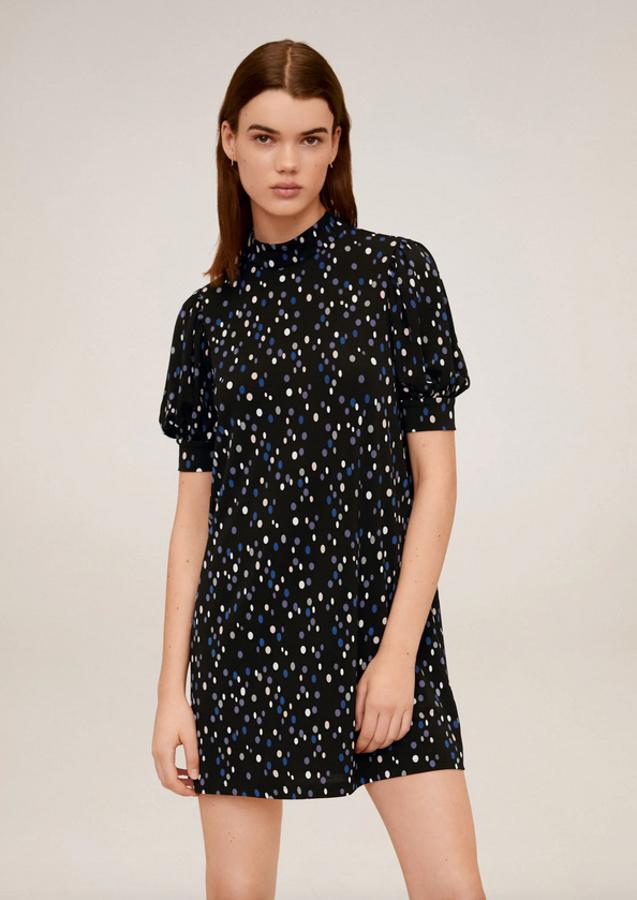 Estampado de topos a contraste en tonos lila, blanco y azul para este vestido negro corto con mangas cortas abullonadas y cuello alto. De 19,99 euros ha pasado a 9,99 euros y está disponible entre las tallas XS y L.