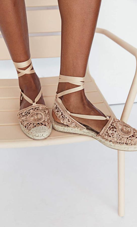 Los extremos se atraen. Por ejemplo, convertir el calzado más humilde en una exquisita pierza de artesanía. Stradivarius logra este efecto en estas alpargatas crochet, con un tacón de 2 centímetros y atadas con cintas (35,99 euros).