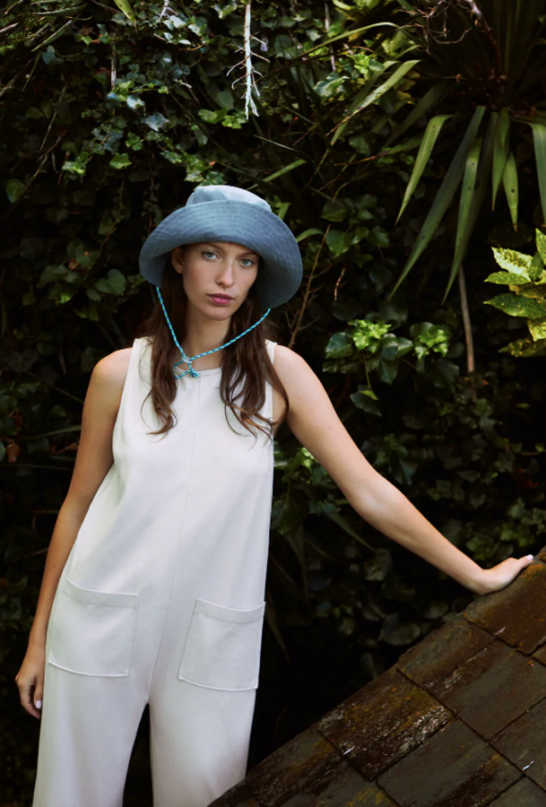 Sigue siendo el rey de los sombreros también en verano. Lo mejor: rejuvenece cualquier look básico. Este de color azul pato es de Zara y lleva cordón ajustable (15,95 euros).