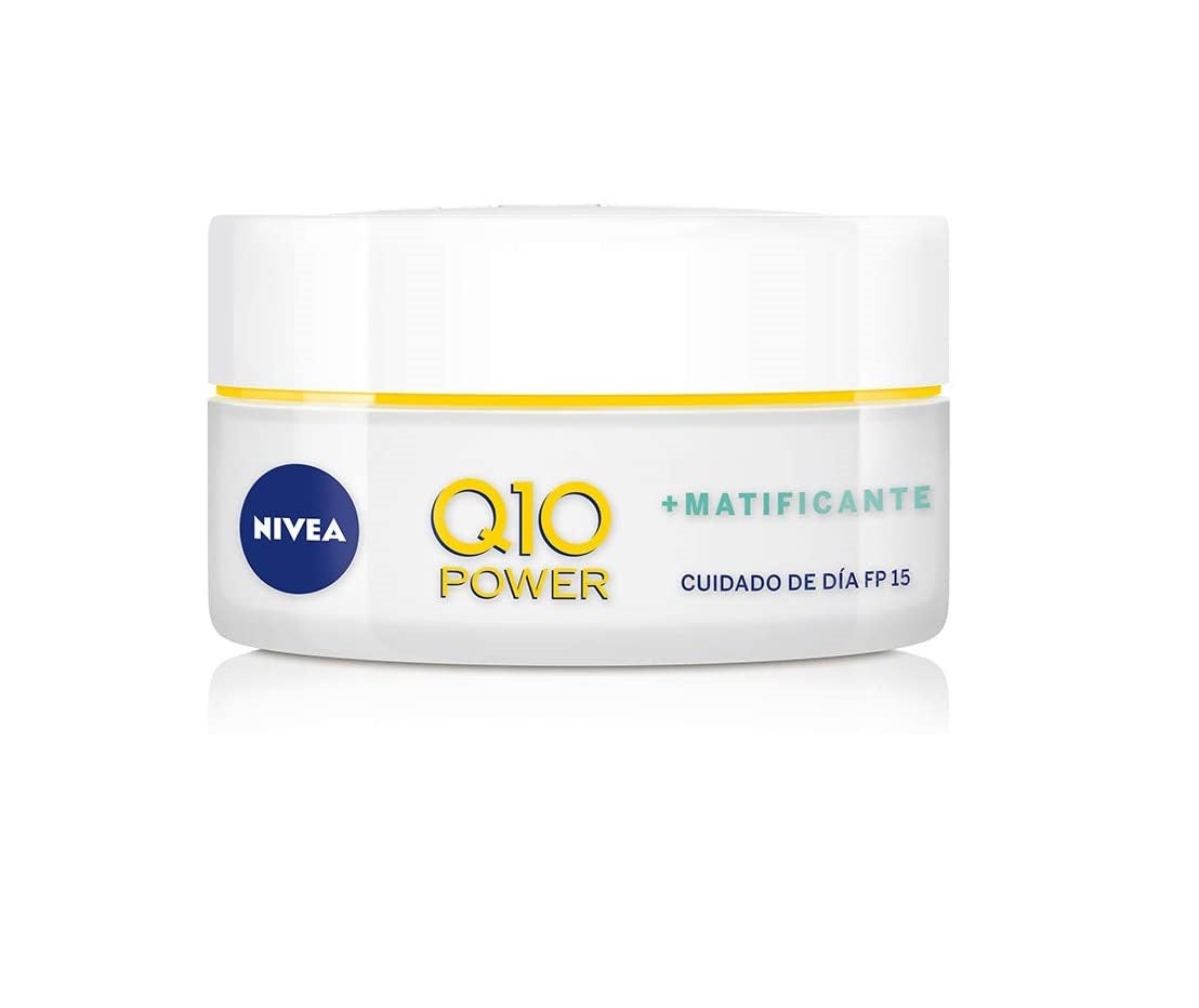 La crema alisadora Q10 de Nivea no solo es el perfecto antiarrugas low cost, también es matificante, lo que quiere decir que desde su primer uso las rojeces van a desaparecer.  (9,45 euros) .