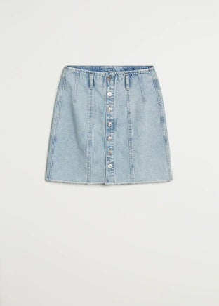 Y terminamos con un clásico: la falda mini con cierre de botones. Esta es de Mango y cuesta 25,99 euros.