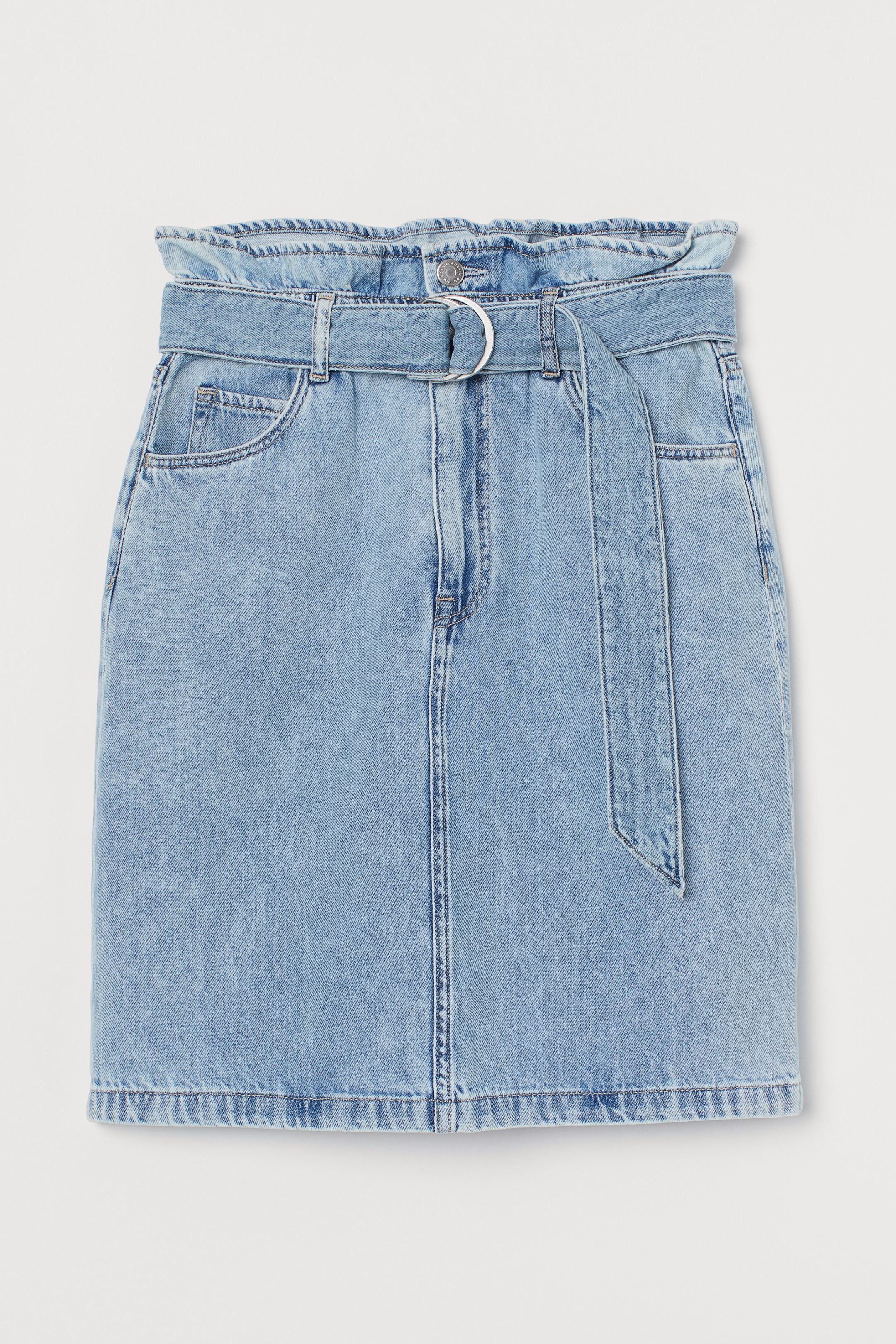 Las  faldas paperbag  es una de las tendencias más potentes del verano, y esta vaquera de H&M sienta como un guante. (24,99 euros).