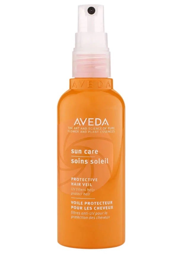 Sun Care de Aveda es una bruma ligera resistente al agua que protege el cabello contra los rayos UV. La manteca de karité y el aceite de coco desenredan y alisan, y la vitamina E, el té verde y el aceite de girasol crean una barrera frente a los radicales libres. Además, su fragancia tropical se convertirá en el perfecto perfume para tu pelo.  (26,95 euros)  En Sephora.