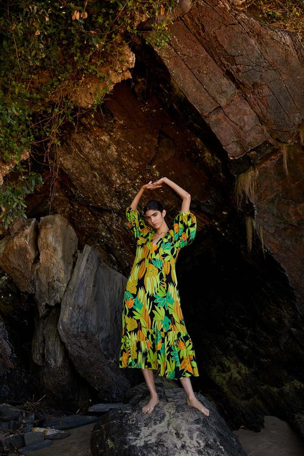 Vestido midi amplio con estampado tropical en tonos verdes, de la nueva colección de Sfera (35,99 euros).